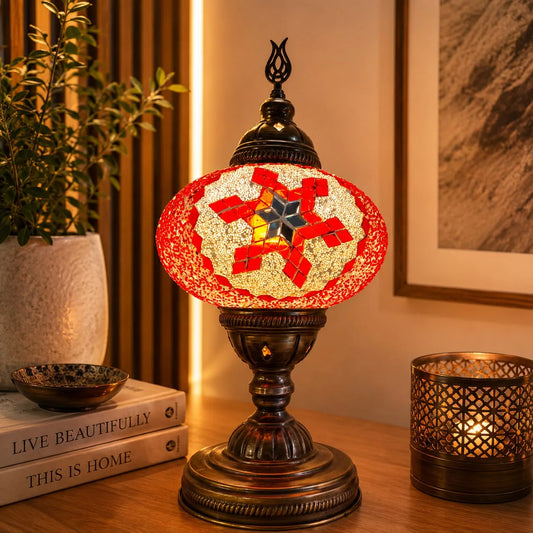 Lámpara vitraux de mesa con estrella roja sobre mosaico espejado