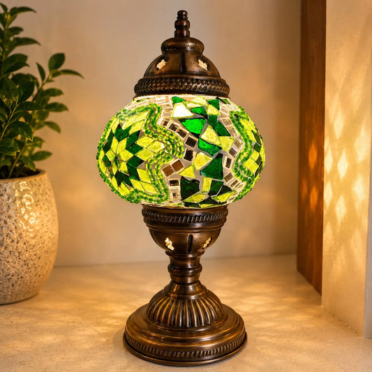 Lámpara vitraux de mesa modelo TM12 en verde lima y oliva con mosaico de diamantes