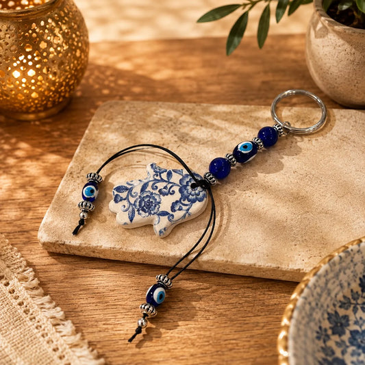 Llavero Mano de Fátima Floral: Mano de Fátima de cerámica blanca con estampado floral azul.