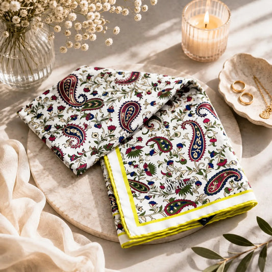 Pañuelo de seda turco con estampado paisley floral sobre fondo beige